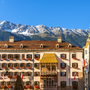 schneebedeckte Berge im Frühherbst über dem historischen Goldenen Dachl schneebedeckte Berge im Frühherbst über dem historischen Goldenen Dachl