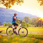 Frau genießt E-Bike-Tour