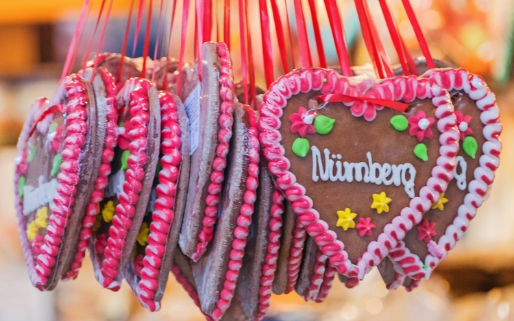 Lebkuchenherzen mit Zuckerguss und der Aufschrift 