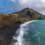 Blick auf den Berg Festarfjall und den Strand im Dorf Grindavik auf der Halbinsel Reykjanes – Island