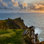 Ein Blick vom Bray Head auf Valentia Island im Ring of Kerry an der Südwestküste Irlands mit Blick auf die Skellig-Inseln und den Wachturm.